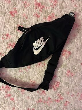 Nike Black and White Waist Fanny Pack Side Bag